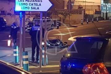 Un motorista sufre lesiones en una colisión con un coche en Lomo Cementerio (Foto TA)